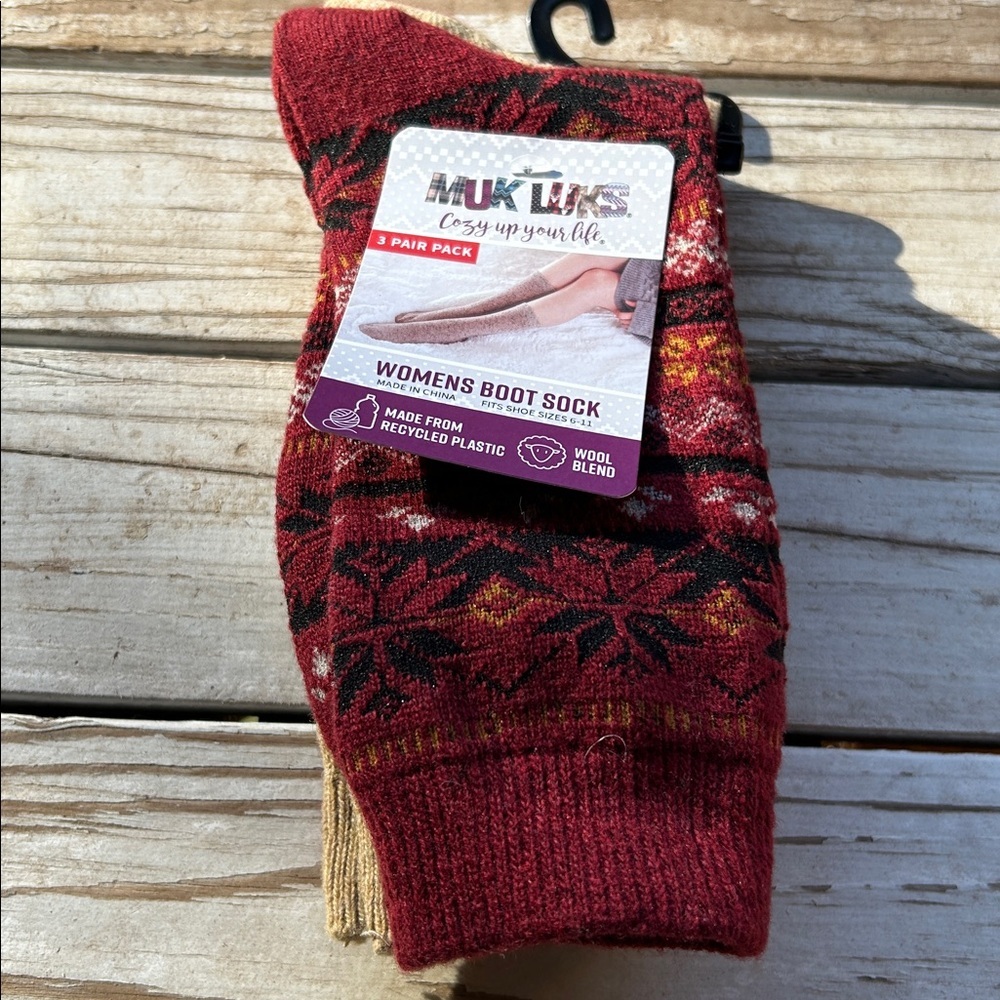 Muk Luks Red Wool Blend Women’s Boot Socks
3 Pack. Size 6-11. New With Tags.